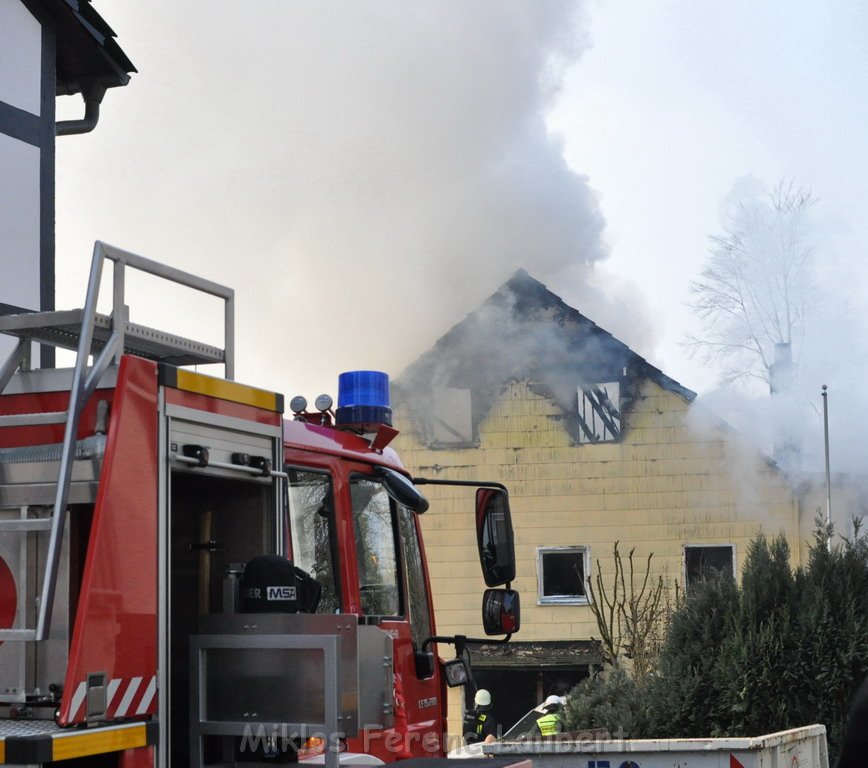 Haus komplett ausgebrannt Leverkusen P02.JPG